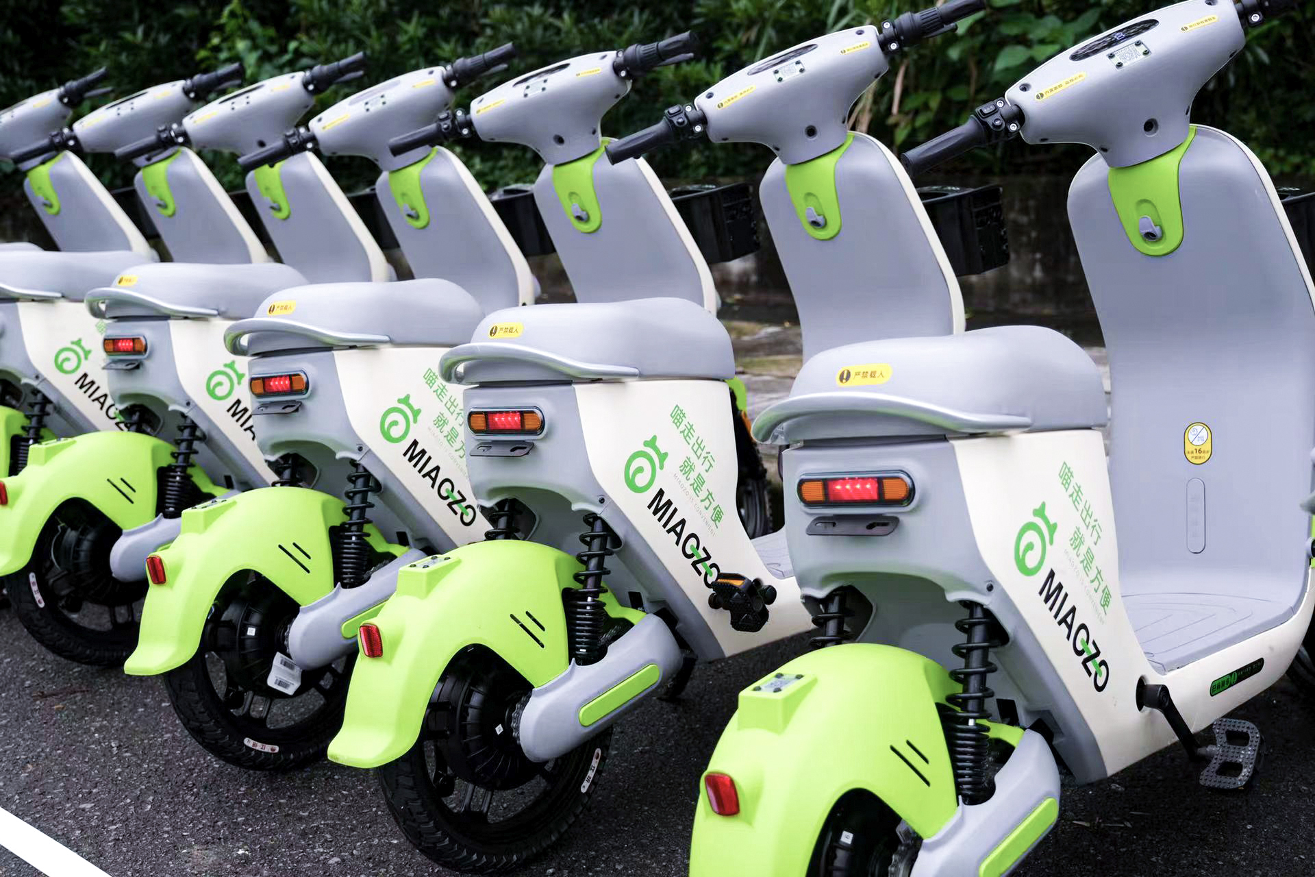 路邊的共享電動車 路邊的共享電動車