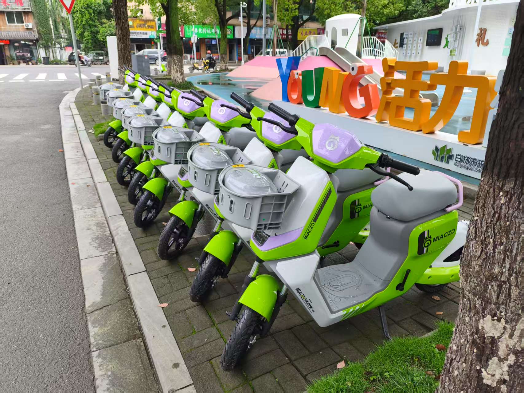 寧波江北街頭出現(xiàn)的喵走出行共享電單車(chē)